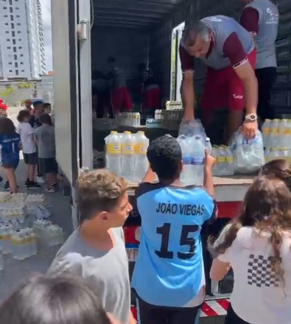 Alunos da Escola Eleva participaram ativamente do carregamento dos caminhes que levaram os donativos.  (Foto: Divulgao)