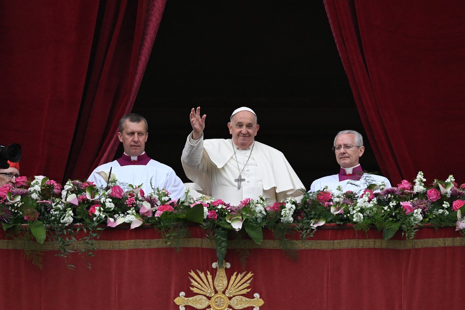 Papa Francisco durante a mensagem pascal 'Urbi et Orbi' e bno  cidade e ao mundo como parte das celebraes da Semana Santa (Foto: TIZIANA FABI / AFP
)