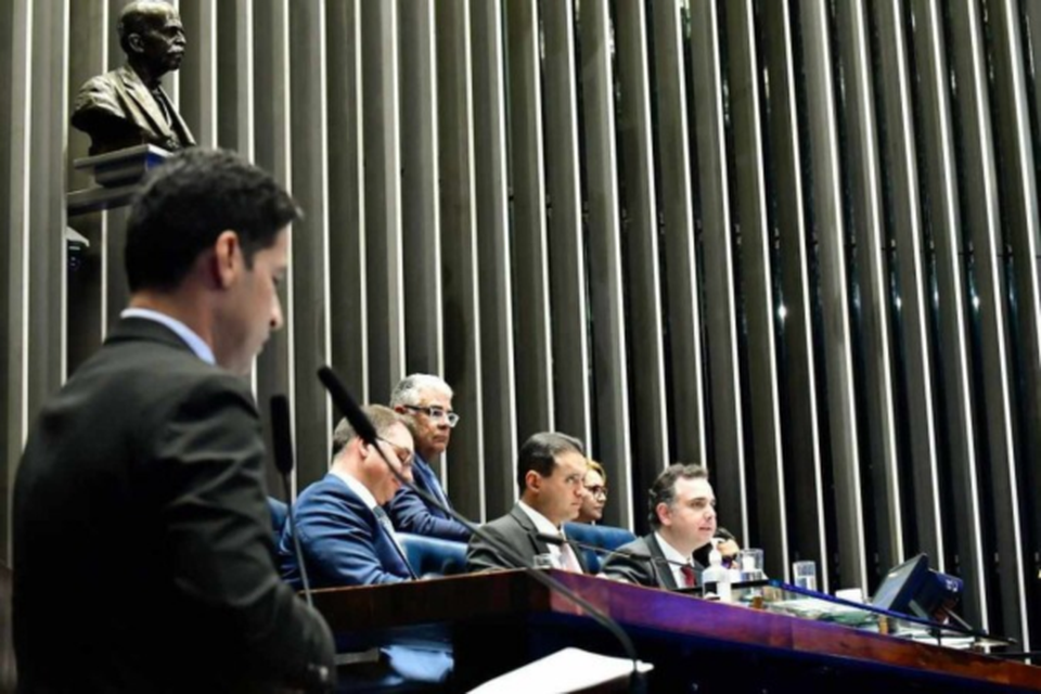 Pacheco anunciou o adiamento da votao do projeto aps o relator da matria no Senado, Rodrigo Cunha (E), apresentar mudanas no texto  (Crdito: Waldemir Barreto/Agncia Senado)