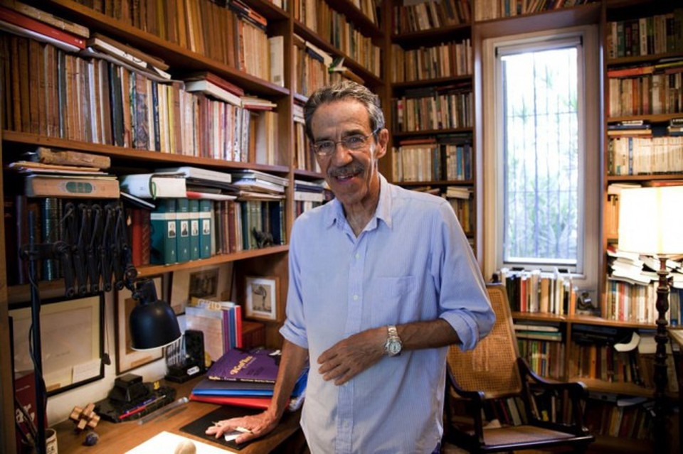 
O poeta Armando Freitas Filho posa em seu escritorio, em sua casa na Urca, Rio de Janeiro (foto: Bel Pedrosa/Divulgao)