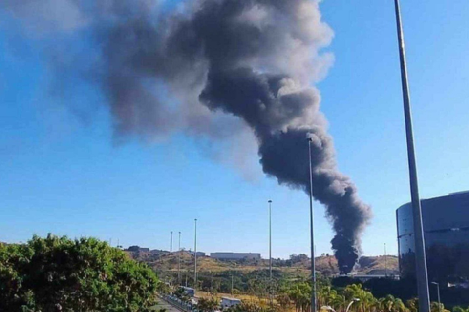 Um incndio na central de ar condicionado da Cidade Administrativa, em BH, mobilizou bombeiros nesta quinta-feira (25/7)
 (Crdito: CBMMG/Divulgao
)