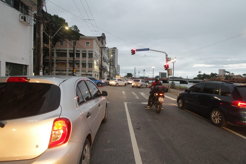 A partir das 3h30 at as 17h do domingo (21), haver proibio de estacionamento na Rua da Aurora (Foto: Priscilla Melo/DP)