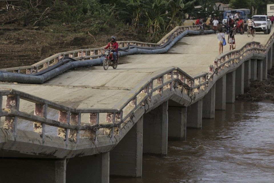 Passagem do furaco Oscar causou um apago geral no pas  (foto: Ariel Ley / POOL / AFP)