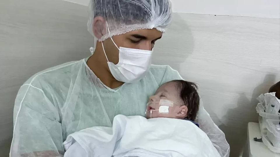 O pequeno, desde o nascimento, sofre complicaes causadas pela sndrome de Patau (foto: Reproduo/Instagram)