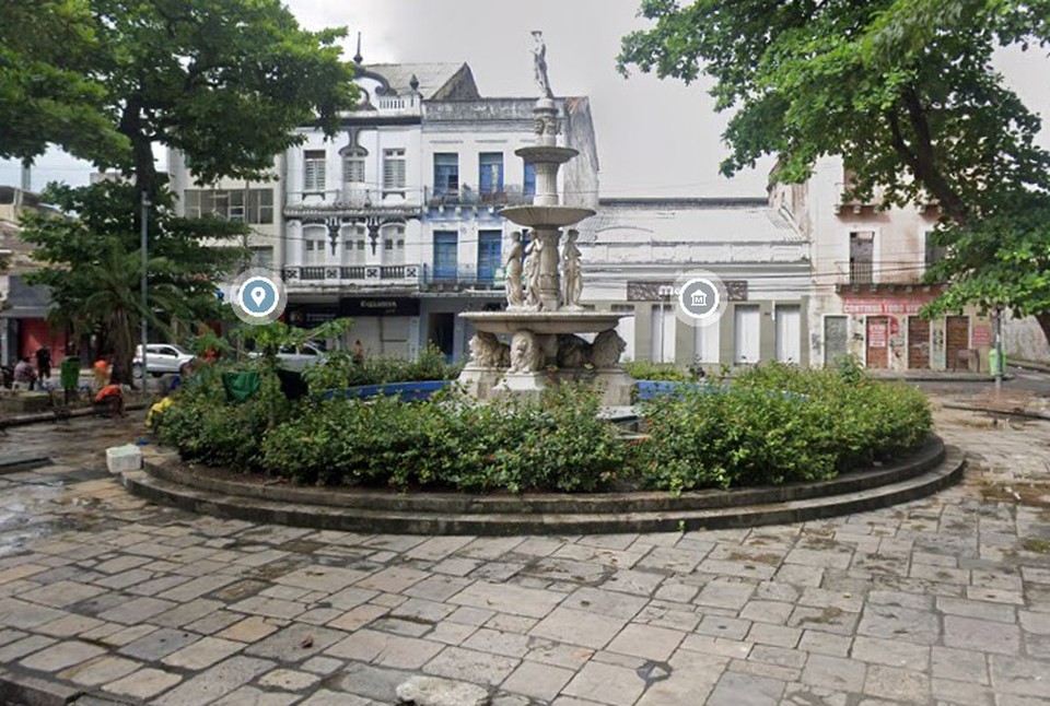 De acordo com a Polcia Civil de Pernambuco (PCPE), a vtima estava na praa quando foi atingida pelos disparos (Foto: Reproduo/Google Street View)