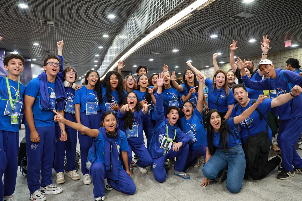 Alunos  e professores voltaram de intercmbio  (Foto: Prefeitura do Recife)