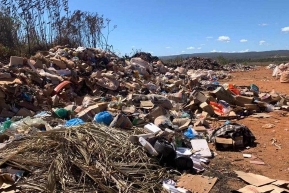 
Lixo a cu aberto em So Joo d'Aliana-GO, na Chapada dos Veadeiros  (Crdito: Movimento Ambiental/Divulgao)