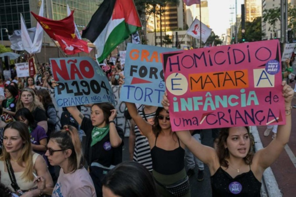 Protesto contra o PL Antiaborto em So Paulo  (Crdito: NELSON ALMEIDA / AFP)