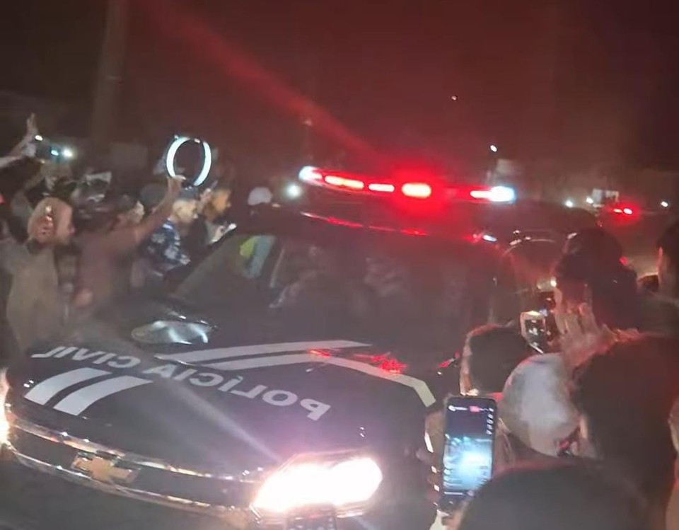 Momentos antes da chegada de Deolane, diversas pessoas se aglomeraram na porta da Colnia Penal Feminina de Buque. Quando o comboio da polcia chegou, houve gritaria e aplausos (Foto: Rafael Vieira/DP Foto)