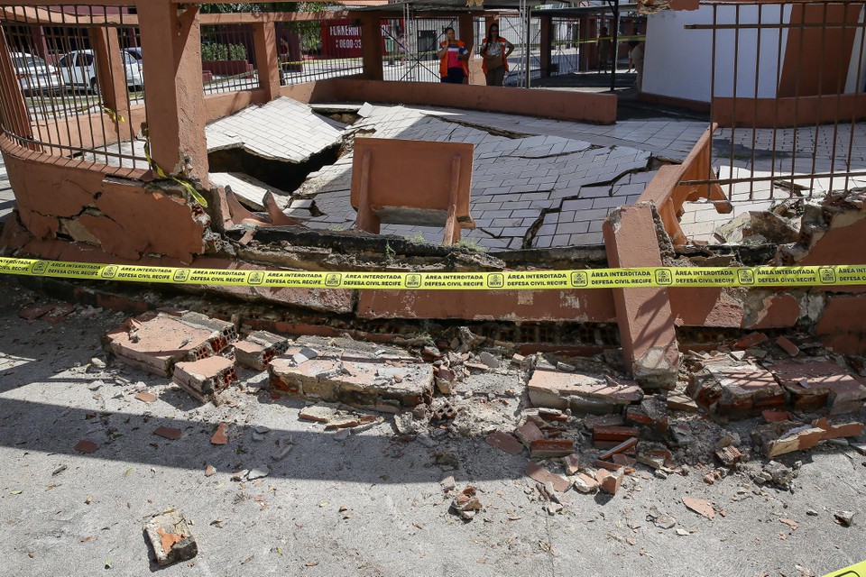 Imagem de rede social mostra prdio que teve problema no terreno  (Foto: Rafael Vieira / DP)