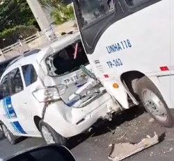 Cinco carros se envolvem em engavetamento causado por micro-nibus, em Jaboato (Foto: Reproduo/Instagram)