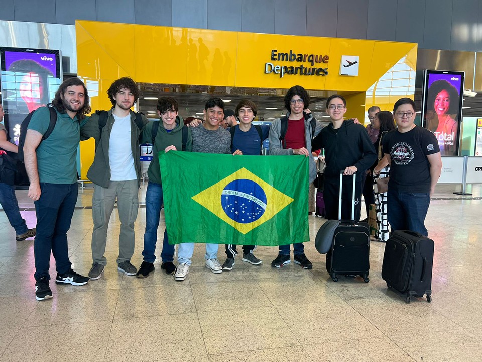 A equipe brasileira desembarca nesta sexta-feira, 14, em Pequim, na China, onde passa por um treinamento de 21 dias, junto de outros 30 pases convidados pelo Instituto de Cincias Matemticas de Pequim (Foto: Divulgao)