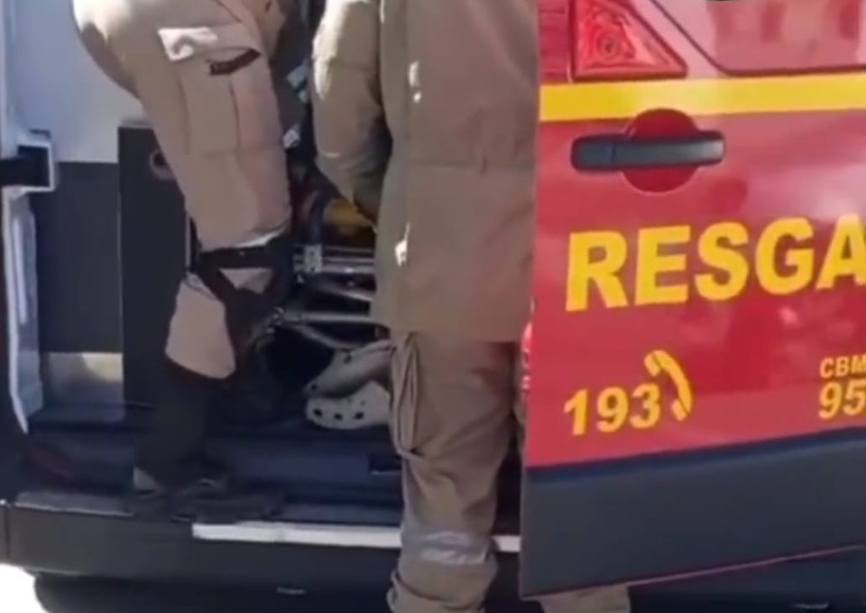 Um vdeo que circula nas redes sociais mostra o momento em que uma das vtimas  socorrida pelo Corpo de Bombeiros Militar de Pernambuco (CBMPE) (Foto: Reproduo/Redes sociais)