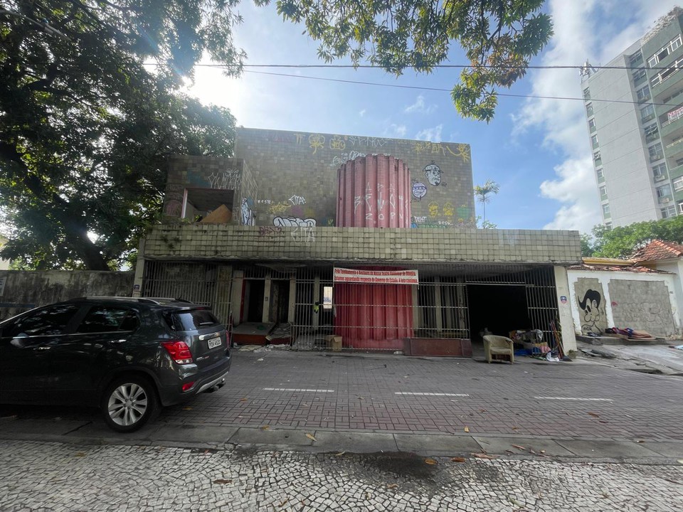 Incndio atingiu o Teatro Valdemar de Oliveira na madrugada desta quarta-feira (07) (Foto: Romulo Chico/DP)