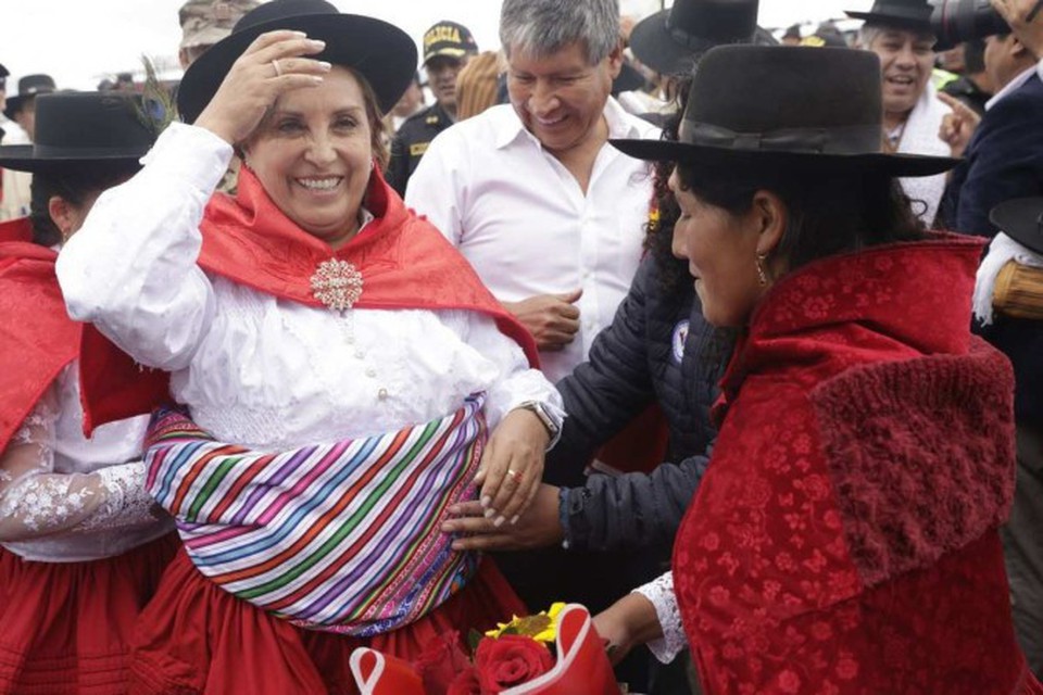 Uma das mulheres culpa a presidente pela morte do marido, em um violento protesto contra o governo de Boluarte em 15 de dezembro de 2022 (Foto: Luis Iparraguirre / Presidncia Peruana / AFP)