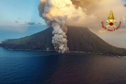 Voos cancelados aps alerta vermelho por erupo do vulco Etna, na Itlia (crdito: Divulgao/Vigili del fuoco)