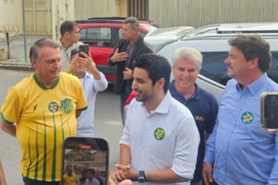 Fred Rodrigues (centro)  o candidato de Jair Bolsonaro (esquerda) na capital de Gois (Foto: Iracema Rabelo/X/Reproduo)