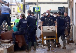 Espanha anuncia 10,6 bilhes de euros s vtimas das enchentes (foto: JOSE JORDAN / AFP)