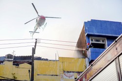 Mais de 12h de trabalho e 30 militares: Veja como foi o combate ao incndio no Centro do Recife  (Foto: Francisco Silva/DP)