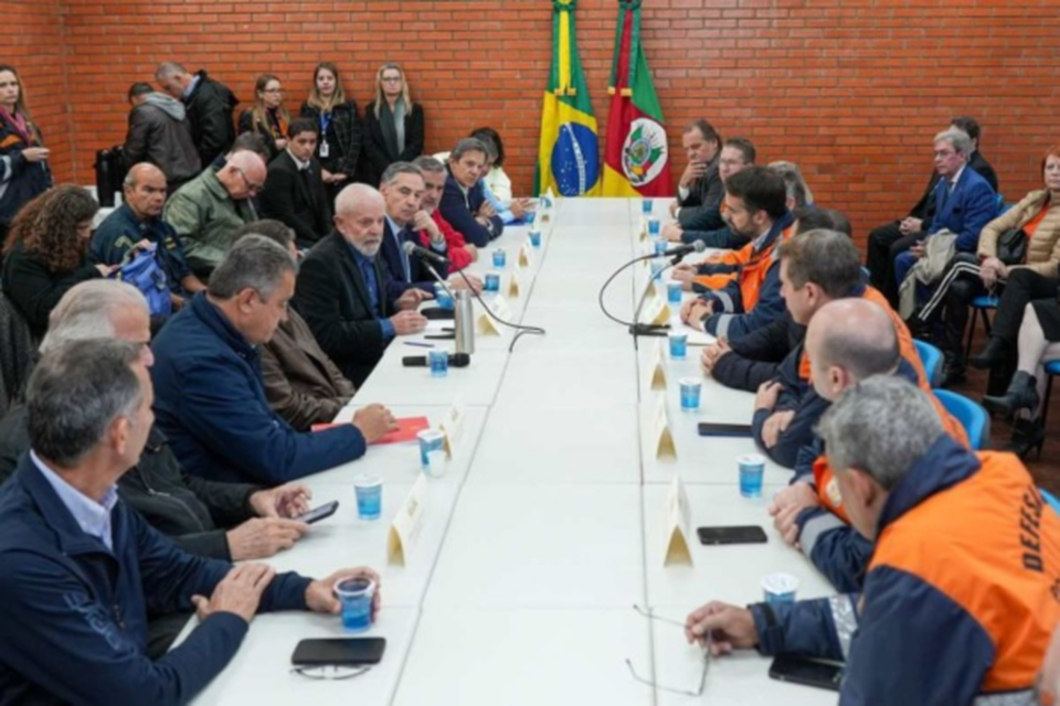 Leite se rene com Lula e a comitiva dos Trs Poderes, no comeo da reao conjunta ao desastre. Com os dias, divergncias foram surgindo 
 (Crdito: Mauricio Tonetto/Secom/GRS)