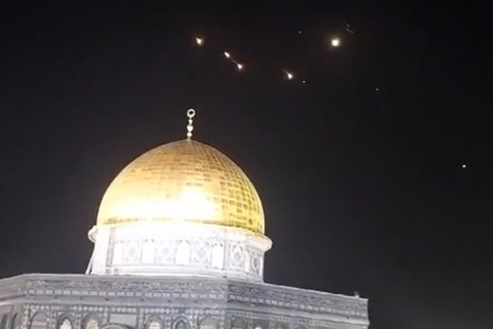 Rastros de foguetes no cu acima do complexo da Mesquita Al-Aqsa em Jerusalm (Crditos: AFP)