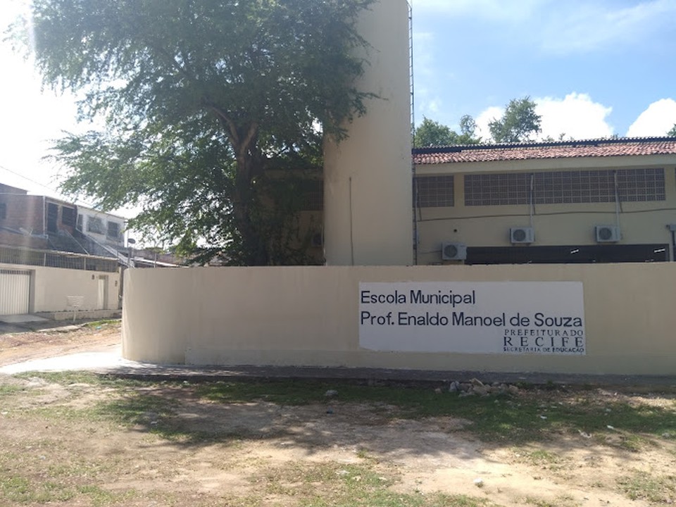 A escola, que tem cerca de 400 alunos matriculados, suspendeu as aulas no turno da manh (Foto: Reproduo/Google Street View)