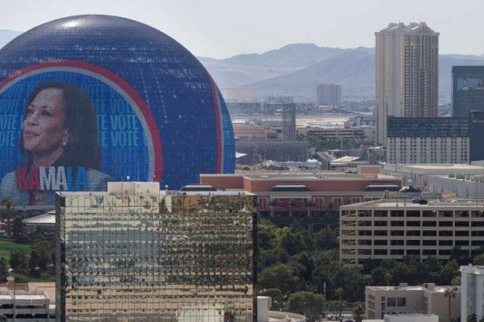 A imagem de Kamala Harris  vista na cpula de LED da Esfera, arena de msica e entretenimento em Las Vegas  (Crdito: Ernesto Benavides/AFP)