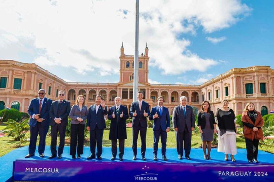 
Fotografia oficial dos chefes de delegao dos pases membros e Estados Associados, no Palcio de Lpez, em Assuno (foto: Ricardo Stuckert/PR)