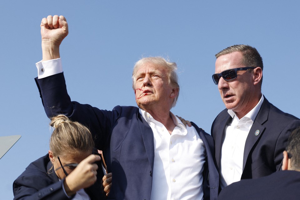 Trump foi retirado do palco com o rosto ensanguentado aps disparos (ANNA MONEYMAKER / GETTY IMAGES NORTH AMERICA / GETTY IMAGES VIA AFP
)