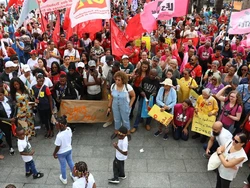 Em sua maioria, os manifestantes vestiam camisetas amarelas e carregavam bandeiras do Brasil. Eles tambm carregavam cartazes criticando Moraes e a favor de Musk