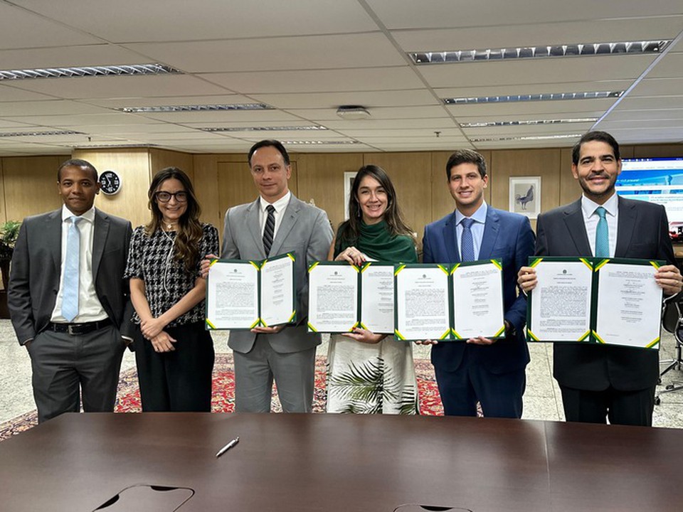 Acordo foi firmado pelo prefeito Joo Campos e o chefe da AGU, Jorge Messias (dir.) (Divulgao)