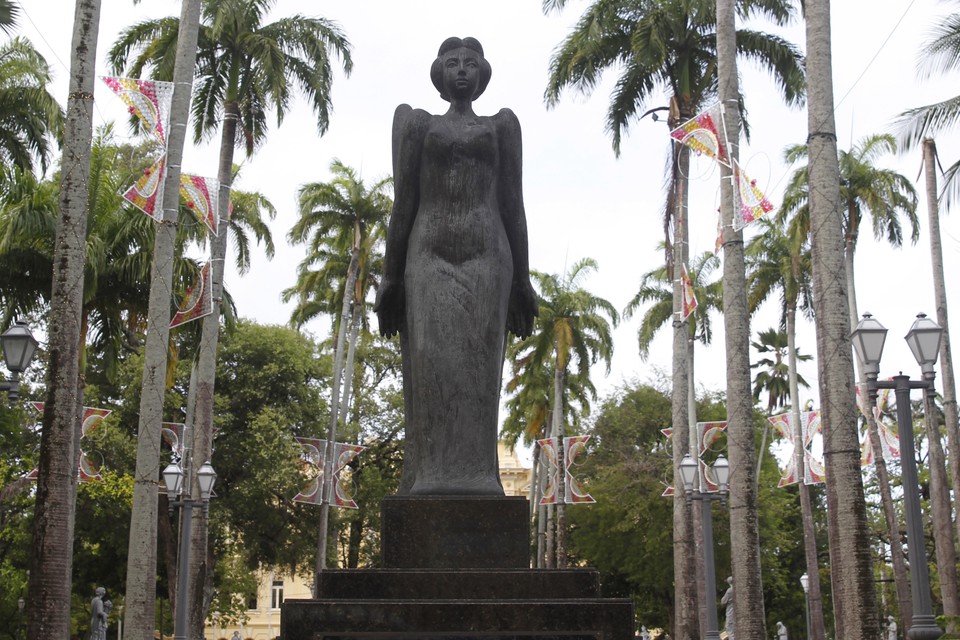 Monumento aos Heris da Revoluo Pernambucana, de Abelardo da Hora, na Praa da Repblica  (Ricardo Fernandes/Arquivo DP )