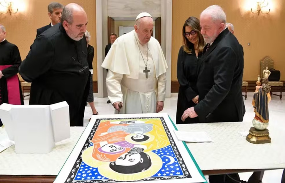 Lula presentou Papa Francisco com quadro de J. Borges (Foto: Divulgao/Vatican News)