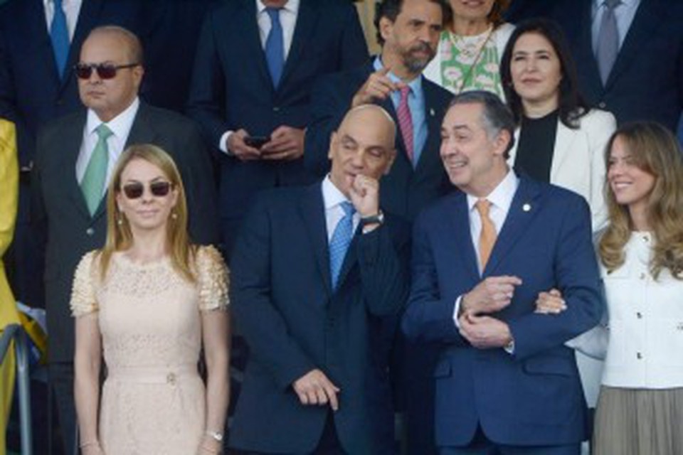 Os ministros Alexandre de Moraes e Barroso assistem ao desfile do 7 de Setembro (Foto: Ed Alves/CB/D.A Press)