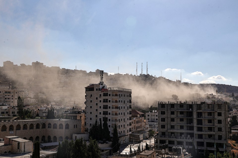 A fumaa sobe durante um ataque militar israelense em andamento em Jenin, na Cisjordnia ocupada (Foto: ZAIN JAAFAR / AFP
)