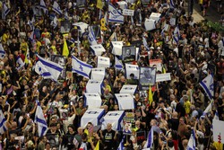 Manifestantes carregam caixes simblicos durante um protesto antigovernamental pedindo ao para garantir a libertao de refns israelenses