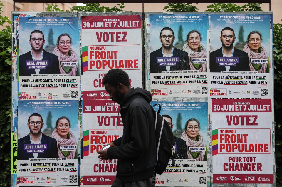 Homem passa por cartazes eleitorais na Frana (Foto: EMMANUEL DUNAND / AFP
)