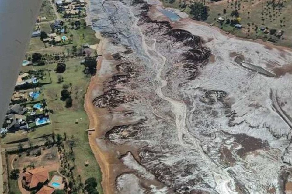 
O rompimento da barragem fez com que a gua invadisse casas e parte da rodovia BR-163, que foi interditada na altura do km 500  (foto: Reproduo/Redes sociais)