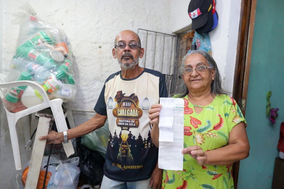 Maria Jos de Assis e o seu marido Jos Rosa de Lima, moradores do Crrego do Jenipapo, na Zona Norte do Recife, conseguem zerar a conta de energia com a entrega de materiais reciclveis  Neoenergia (Foto: Priscilla Melo/DP)