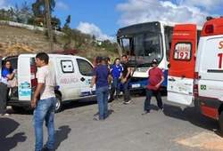 Professores ficam feridos aps nibus escolar colidir com caminho-pipa (Foto: Reproduo/Instagram)