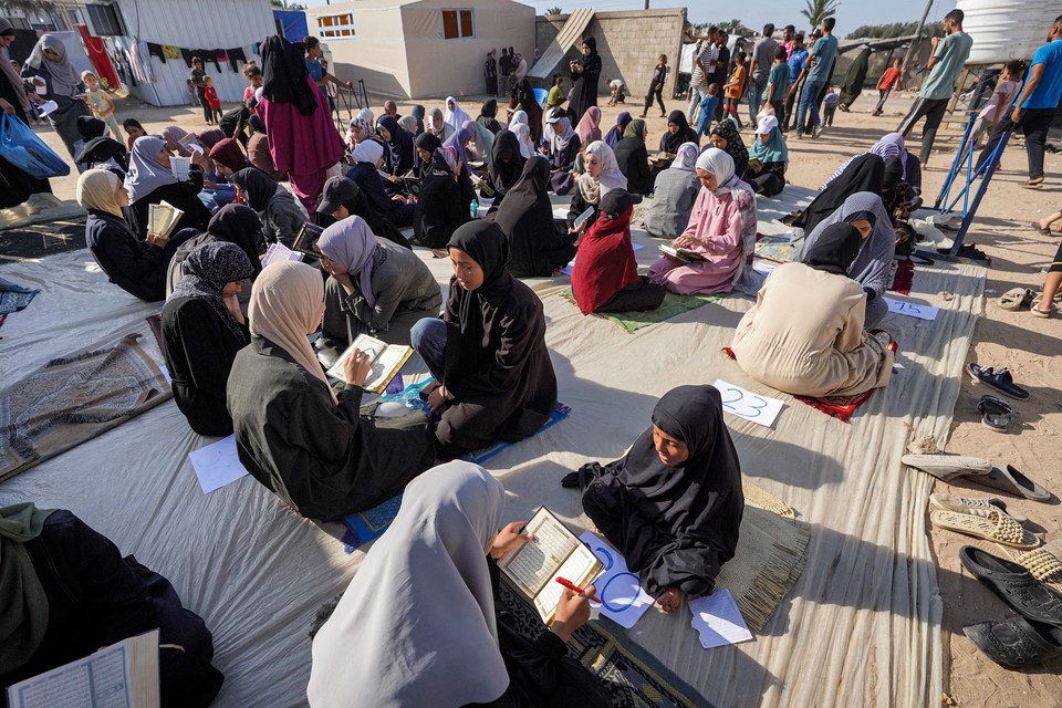 Campo para deslocados em Deir el-Balah, no centro da Faixa de Gaza (Foto: BASHAR TALEB / AFP
)