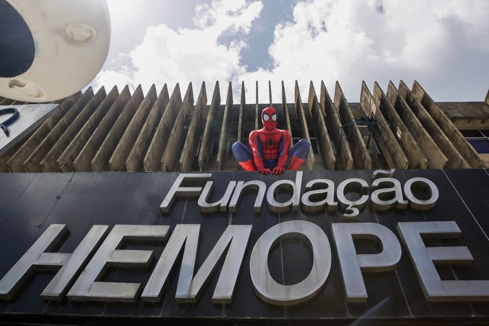 Homem-Aranha animou a doao de sangue no hemope  (Foto: Rafael Vieira/DP)