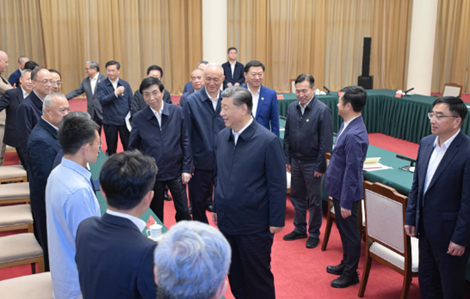 Xi Jinping se comunica com representantes de empresas e do meio acadmico que participam de um simpsio em Jinan, Provncia de Shandong, leste da China, em 23 de maio de 2024 (Foto: Xinhua/Li Tao)