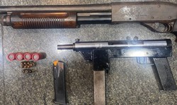  Submetralhadora e escopeta 12:  PM apreende armas, munio  e veculos clonados (Foto: PM )