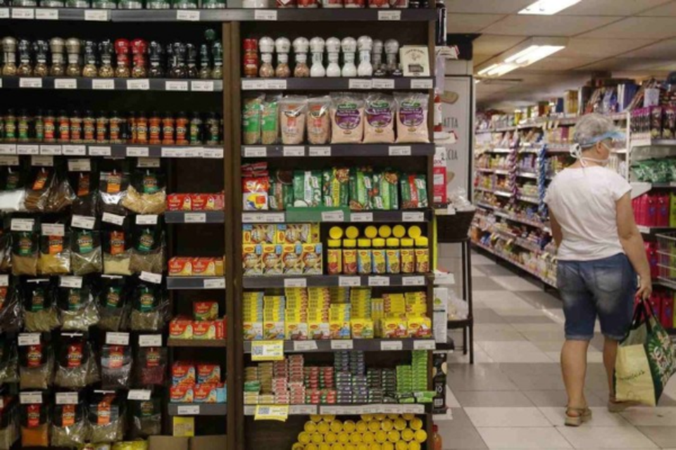 Das oito atividades pesquisadas, cinco avanaram em abril, com destaque para hiper, supermercados, produtos alimentcios, bebidas e fumo  (Crdito: Tnia Rgo/Agncia Brasil)