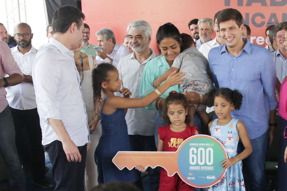 Daniela e seus cinco filhos recebe das mos do Prefeito Joo Campos as chaves da nova moradia, no Habitacional Encanta Moa   (Rafael Vieira/DP)