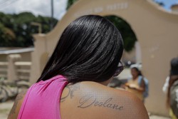  Deolane tatuada na pele: fs exibem  homenagens para influencer presa em Pernambuco (Foto: Rafael Vieira/DP)