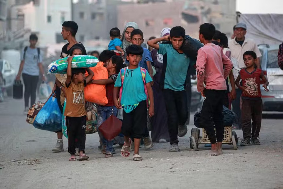Palestinos deixam Khan Younis aps ordem de evacuao israelense (Foto: Bashar Taleb/AFP
)