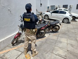  PRF apreende motos adulteradas e detm condutor bbado  (Foto: PRF)