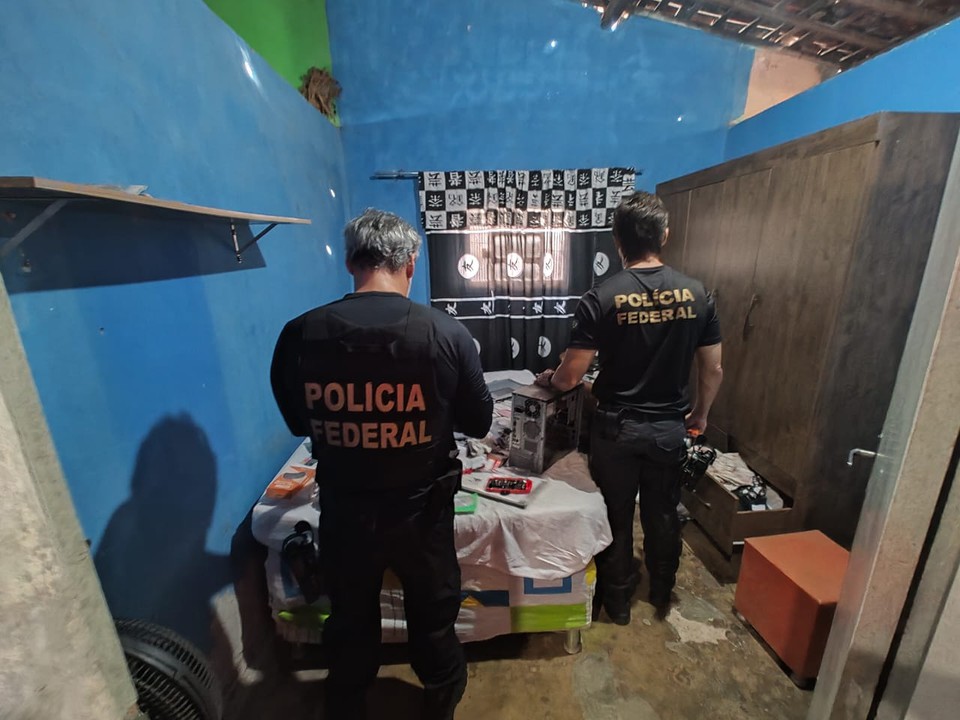 Policiais federais cumpriram mandados contra suspeito de crimes sexuais contra crianas (Foto: PF)